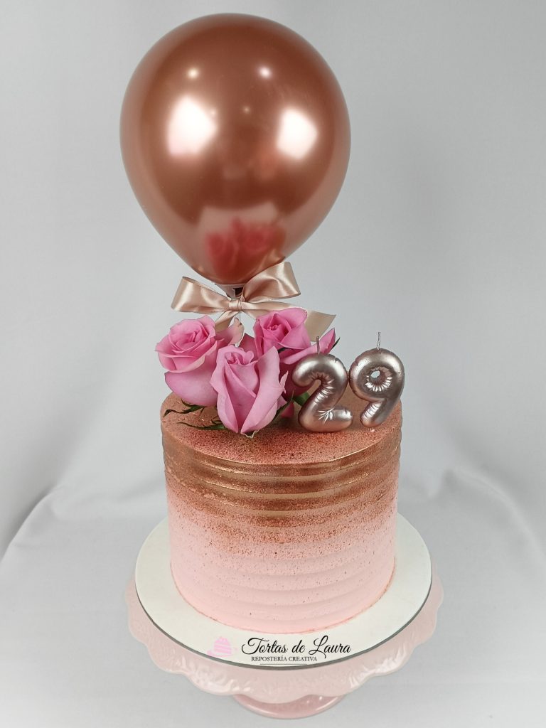Torta Aesthetic con globo y rosas naturales