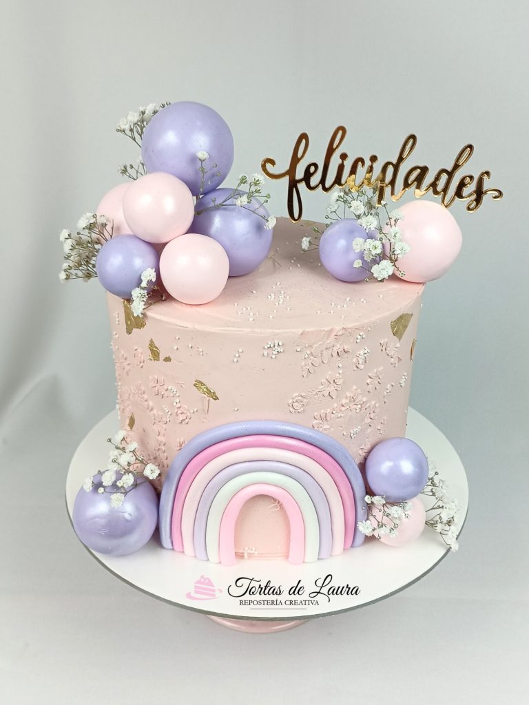 Torta Aesthetic con esferas y arcoiris en tonos pastel