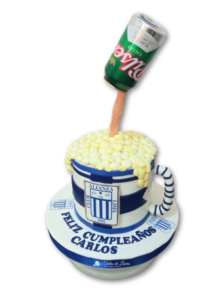 Torta de Alianza lima con lata de cerveza serviendose