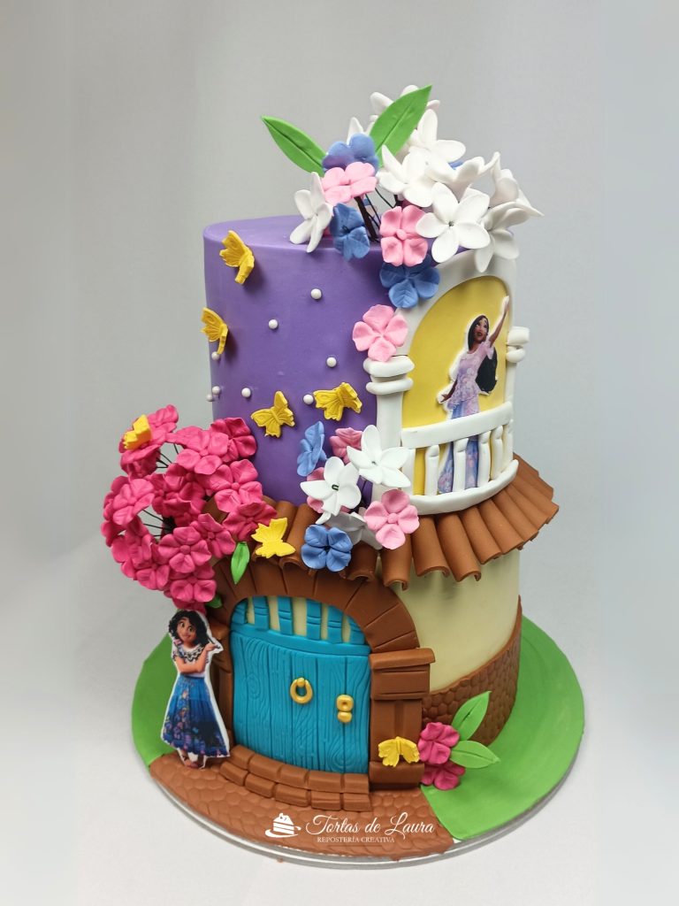 Torta de Encanto casa decorada con flores