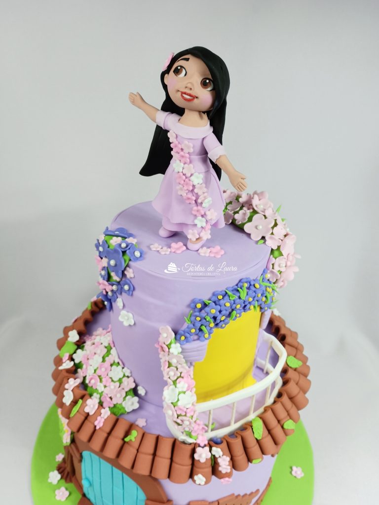 Torta de Encanto con modelado Isabela 3D bella