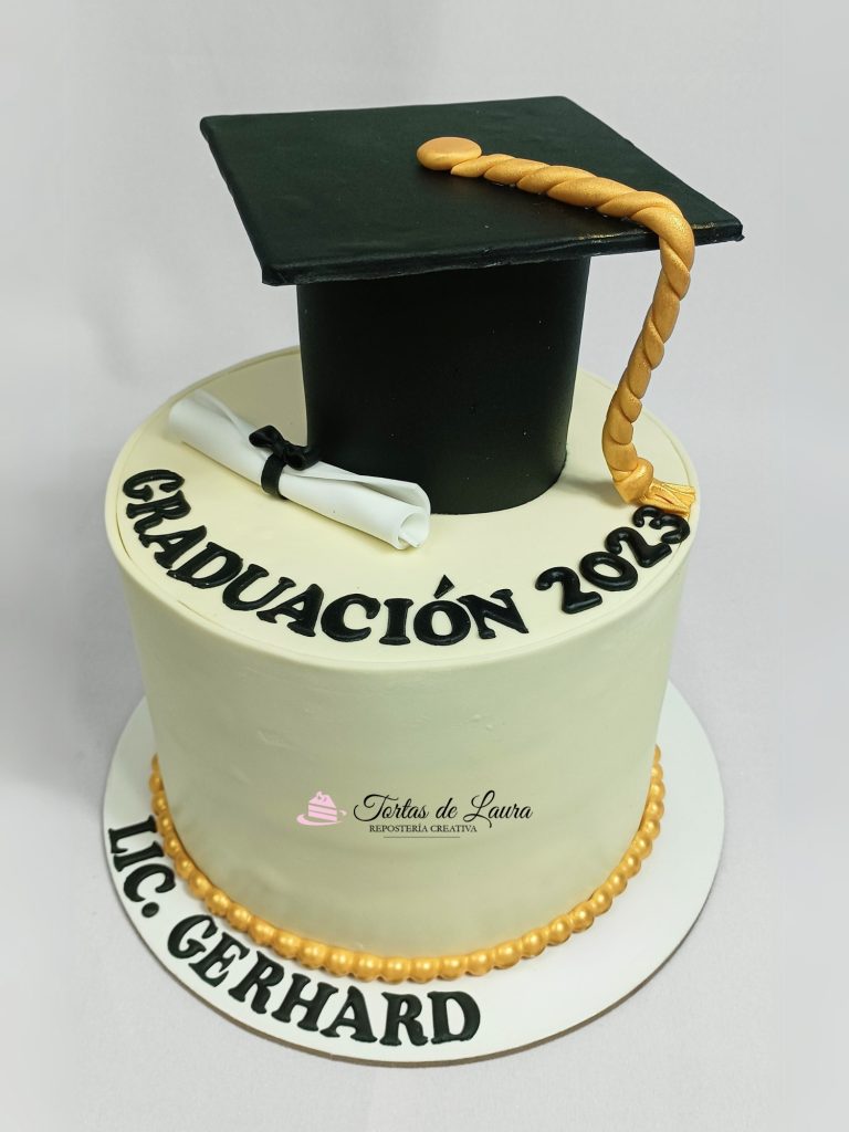 Torta temática de graduacion con diploma y birrete lindo