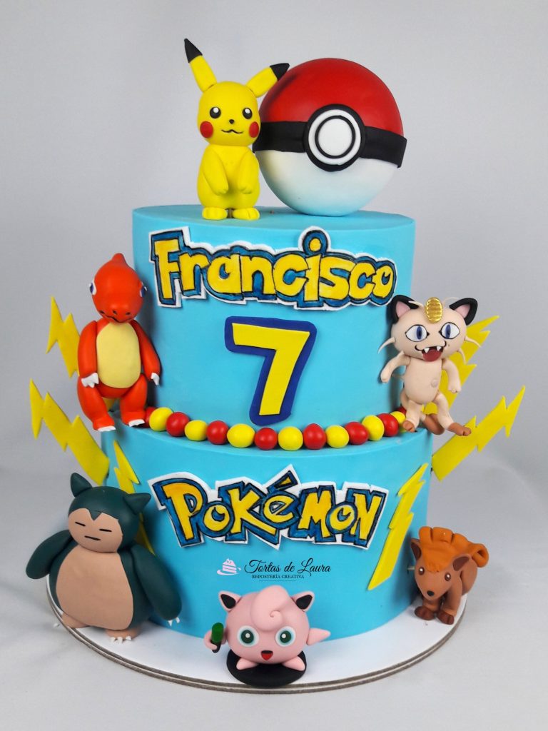 Bella torta de Pokemon con bola y personajes en 3D