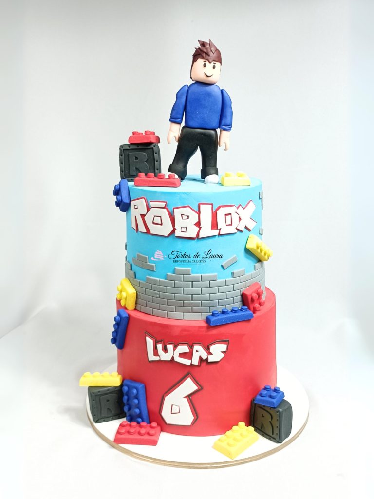 Torta de Roblox de dos pisos con modelo 3D