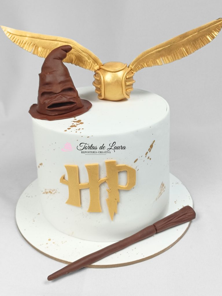 Torta de Harry Potter blanca con sombrero y snitch
