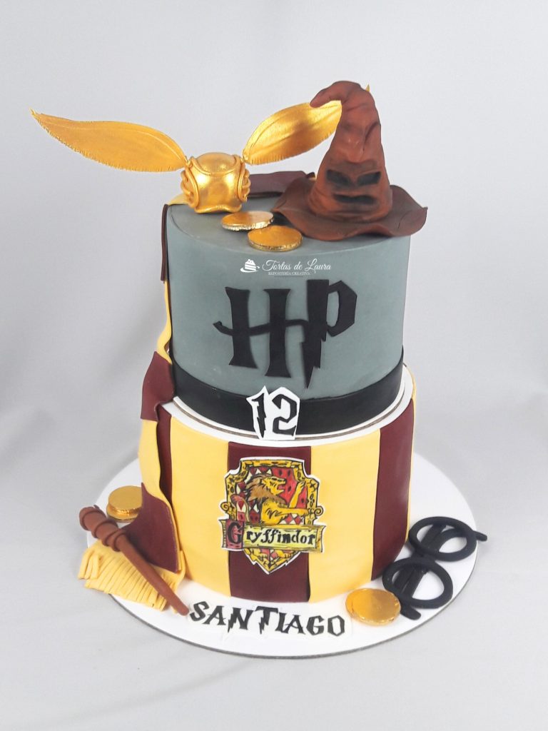 Torta de Harry Potter de dos pisos con snitch y sombrero seleccionador personalizado