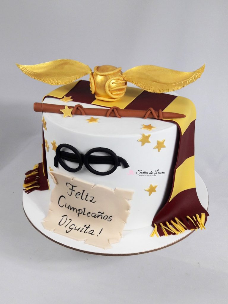 Torta de Harry Potter de un piso con bufanda tipica y snitch