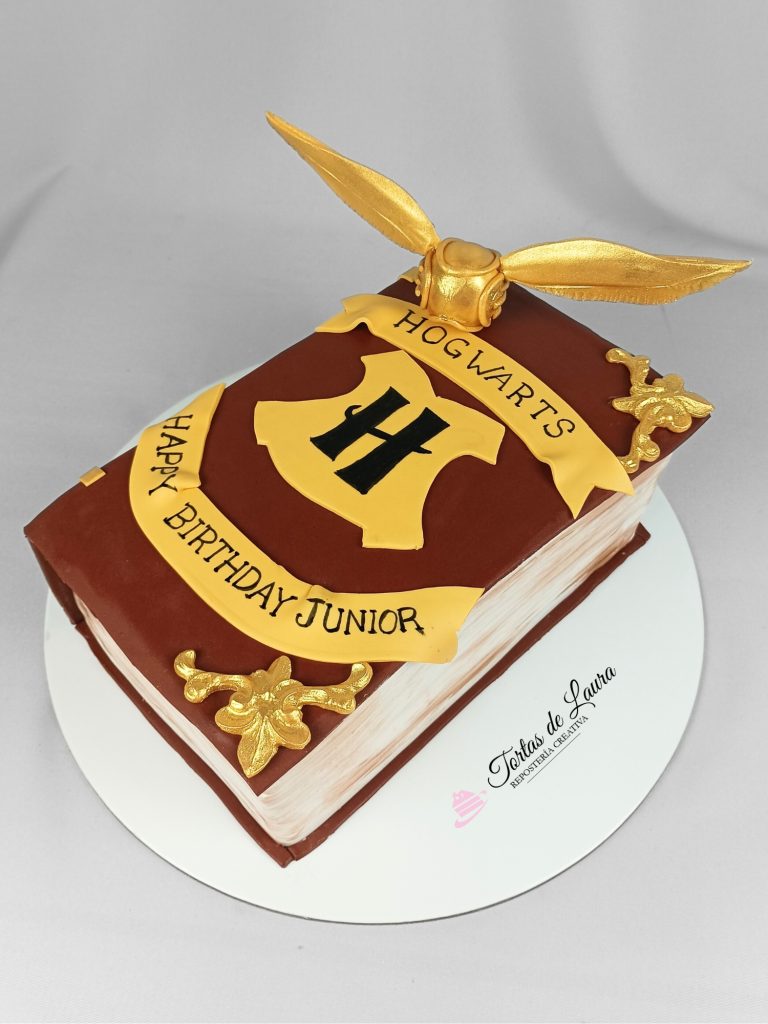 Torta de Harry Potter temática en forma de libro hogwarts y snitch