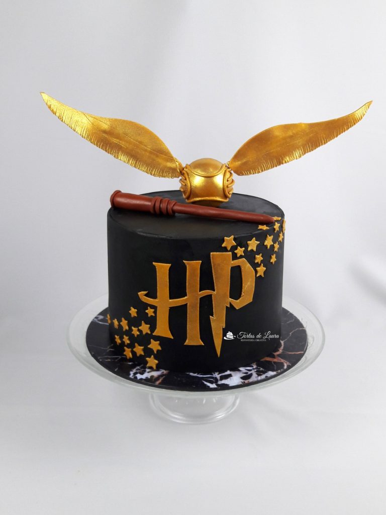 Torta de Harry Potter negro snitch dorada y varita