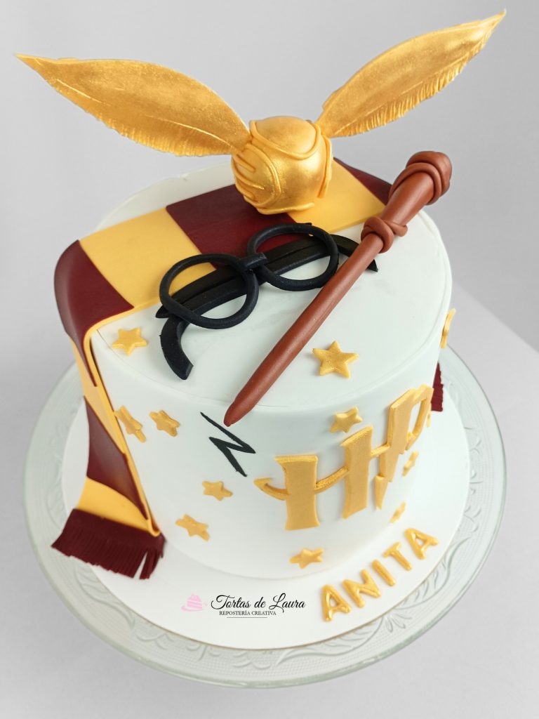 Torta de Harry Potter tematica con snitch en primer plano con lentes